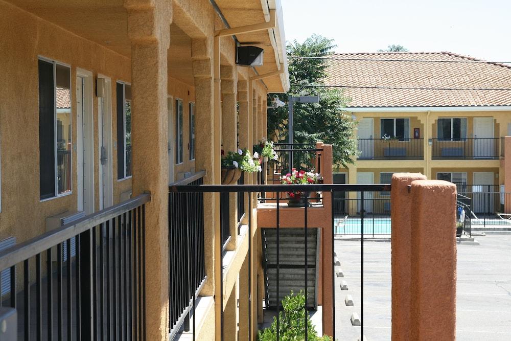 Econo Lodge Inn & Suites Lodi - Wine Country Area Exteriör bild