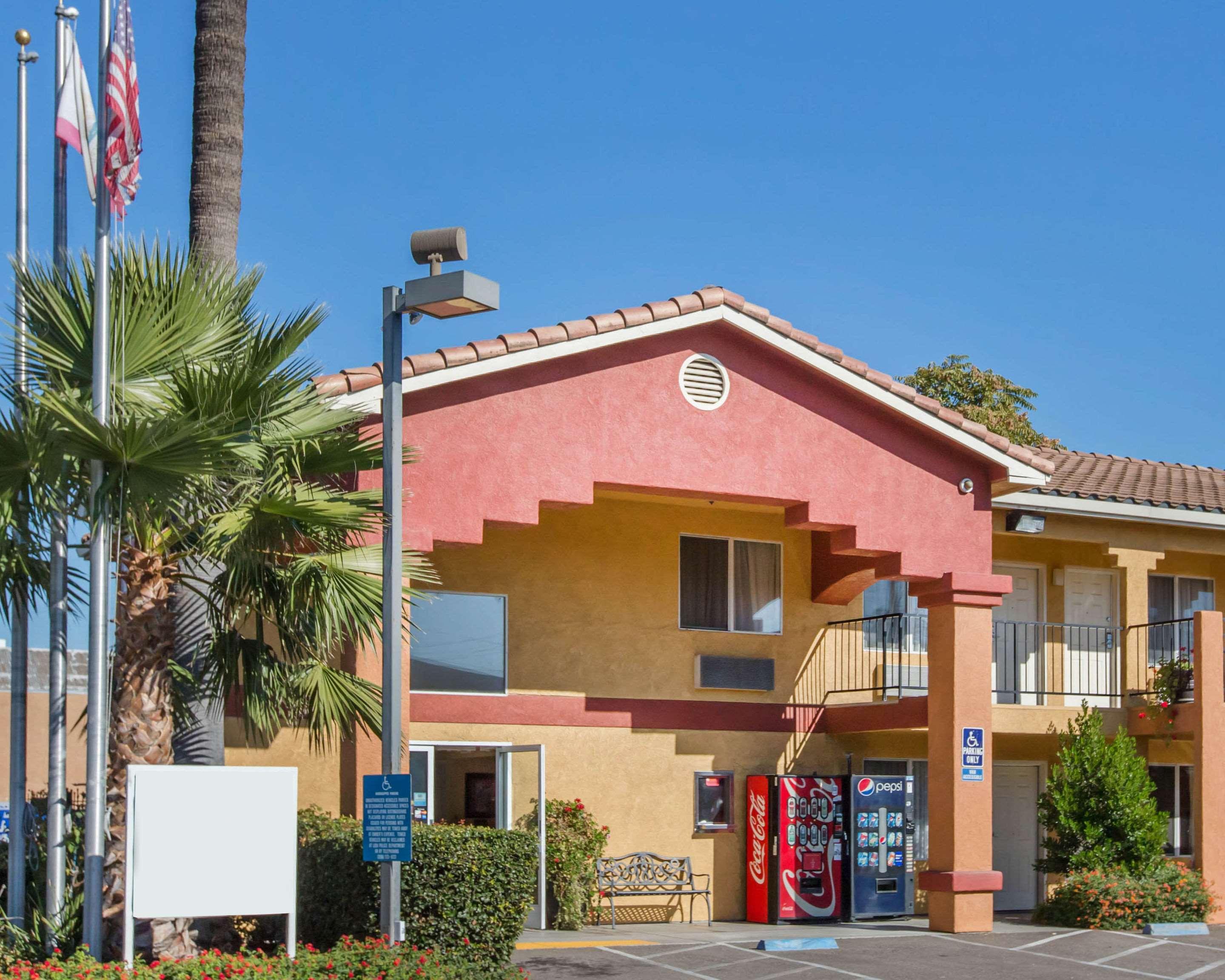 Econo Lodge Inn & Suites Lodi - Wine Country Area Exteriör bild