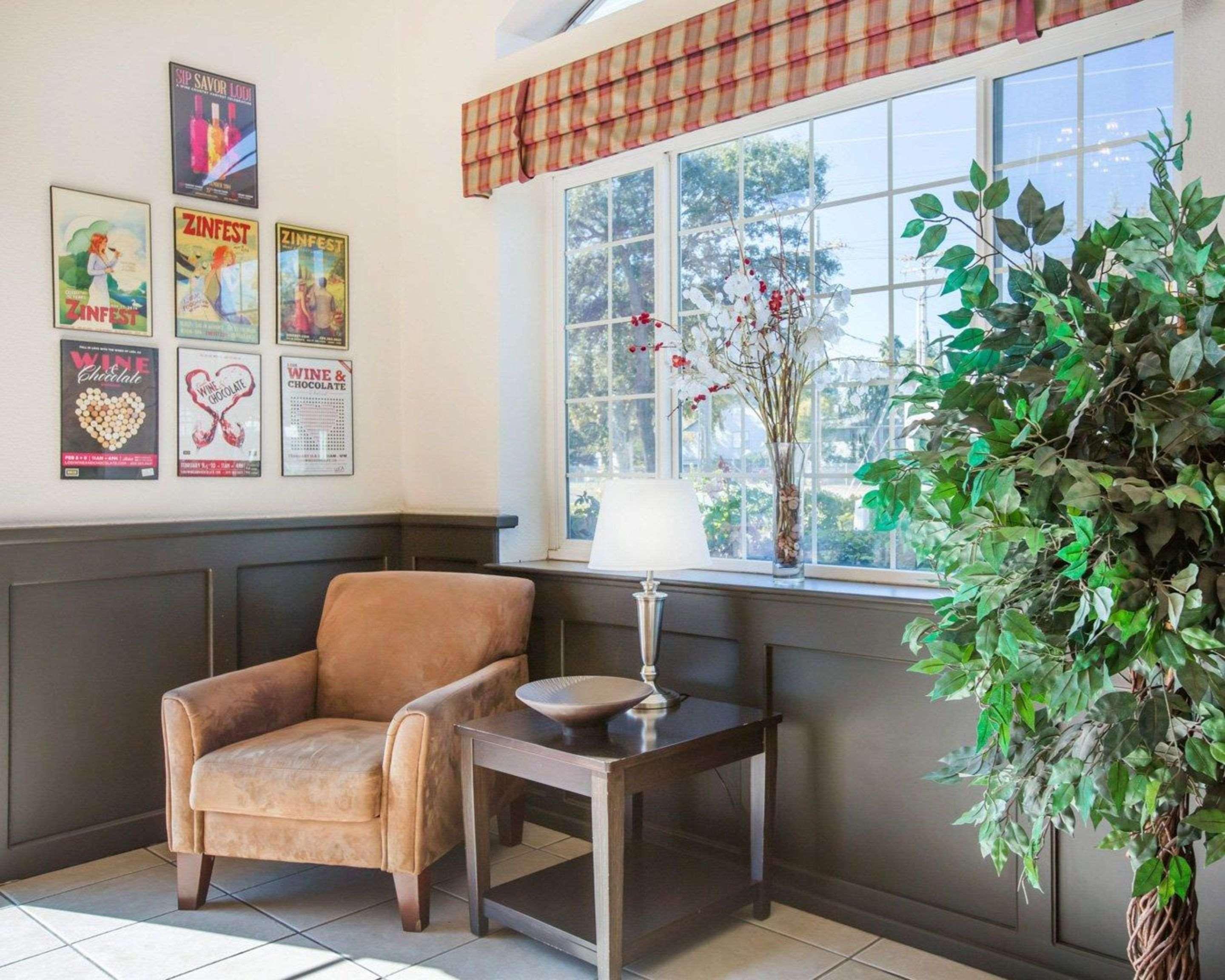 Econo Lodge Inn & Suites Lodi - Wine Country Area Exteriör bild
