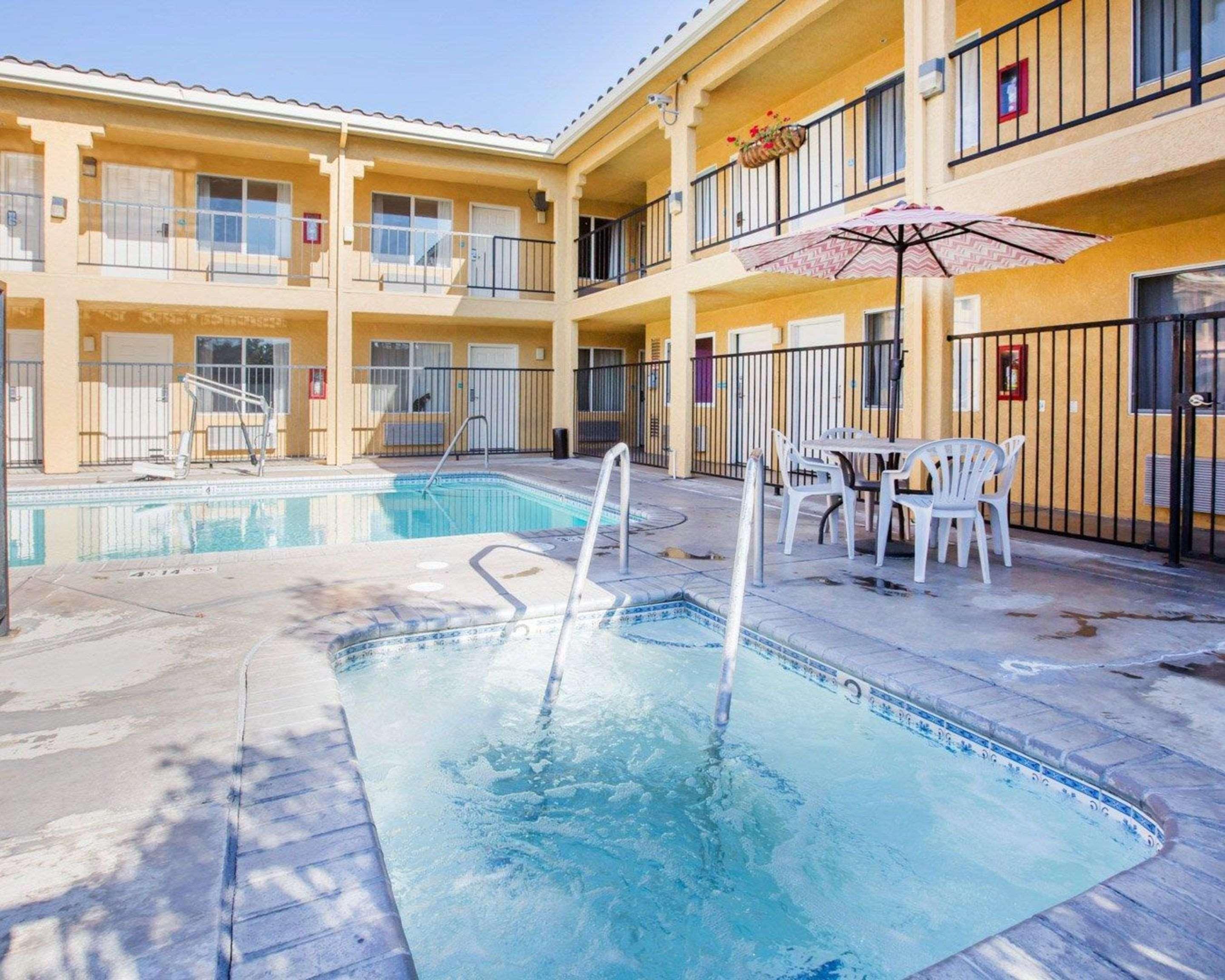 Econo Lodge Inn & Suites Lodi - Wine Country Area Exteriör bild