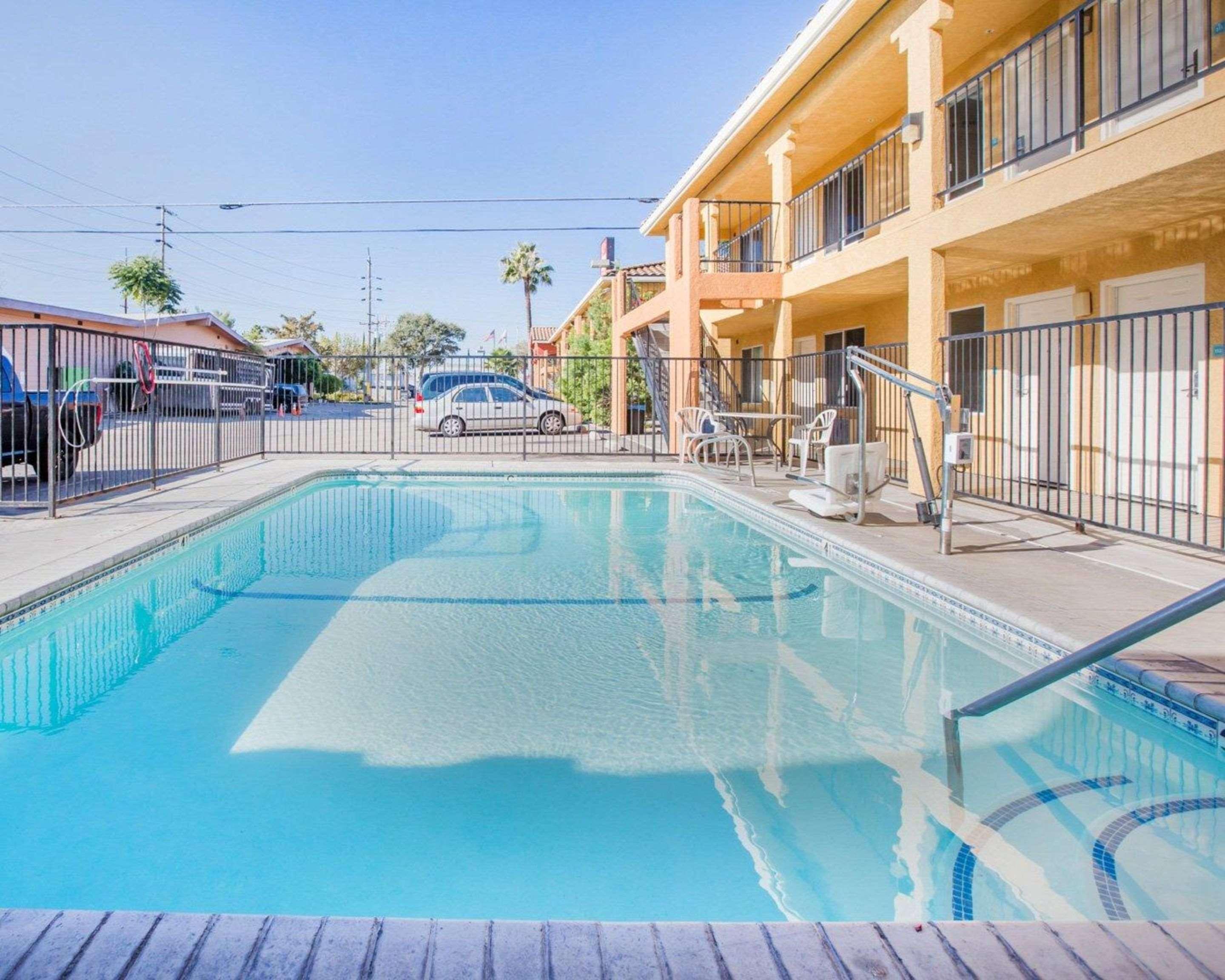 Econo Lodge Inn & Suites Lodi - Wine Country Area Exteriör bild