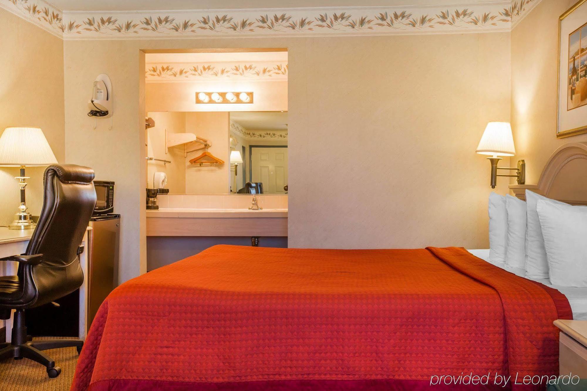 Econo Lodge Inn & Suites Lodi - Wine Country Area Exteriör bild